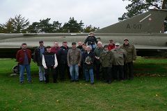Reisegruppe vor Saab Drakken